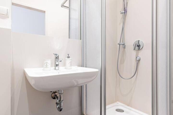 Budget Rooms West With Shared Kitchen ウィーン エクステリア 写真